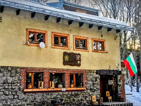 Стрелба и заплахи с нож в хижа "Камен дел", мистериозна стая буди тревога