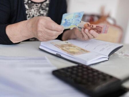 Великденски и коледни добавки ще има всяка година, решиха депутатите