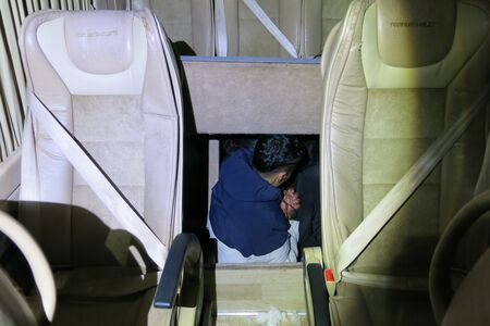 Гранични полицаи в Бургас откриха 10 мигранти в тайник на микробус край Пода