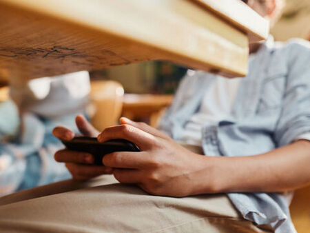 Полша планира забрана на телефоните в училище за ученици под 16 години