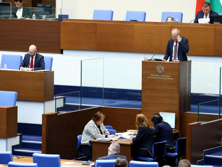 Депутатите приеха удължителния закон за бюджета