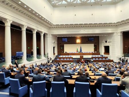 Енергийната комисия подкрепи решение България да поиска временно спиране на търговията с емисии в ЕС