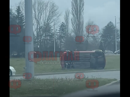 Извънредно! Млада бургазлийка не можа да вземе завоя, обърна колата на кръговото за „Меден рудник“