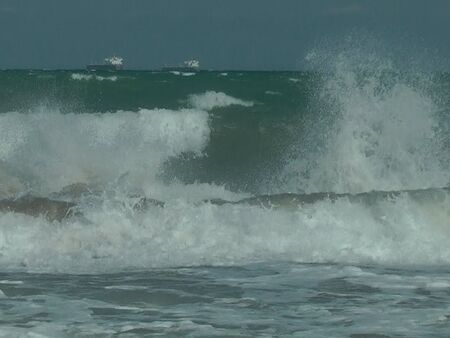 Оранжев код южно от Бургас, морето ще вилнее