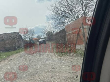 Сигнал до Флагман.бг: Луксозна кола обикаля махалата в с. Зидарово (СНИМКИ)