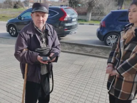 90-годишен дядо загуби пенсията си, намери я 13-годишно момиче: Развитието ще ви трогне