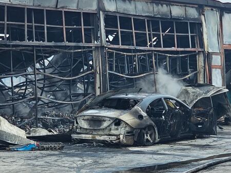 Над 50 автомобила са изпепелени при голям пожар