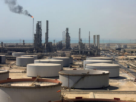 Саудитска Арабия с прогноза: Петролът може да надхвърли 180 долара за барел