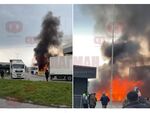Гъстият дим се издига над граничния пункт. Очевидци твърдят, че горящият камион не е само един