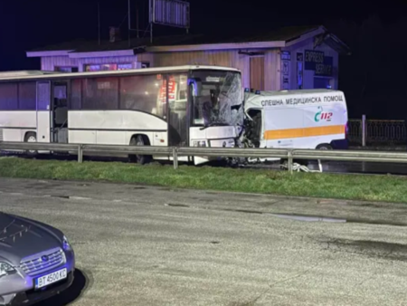 Смъртоносен сблъсък между автобус и линейка на пътя София - Варна