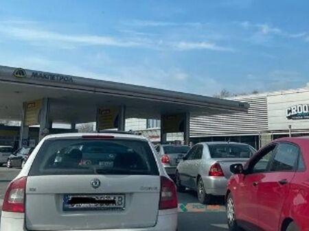 Съседите от Северна Македония ни показаха как се прави - намалиха ДДС-то на горивата от 18 на 10 %