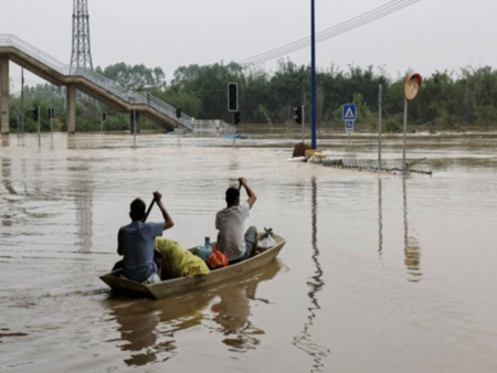 Проливни дъждове взеха най-малко 81 жертви, язовирна дига е на косъм от скъсване