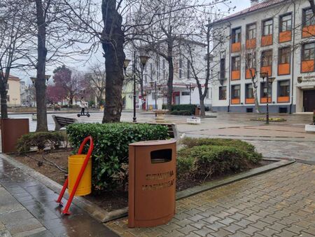 Община Карнобат започна подмяна на кошчетата за отпадъци