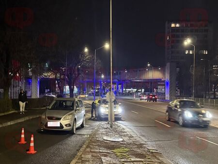 Полицейски екип установява подробности за инцидента, водачът изглежда притеснен