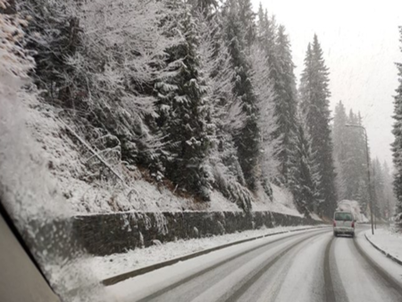 Аларма за шофьорите: Зимата се завърна, сняг по ключови проходи в страната