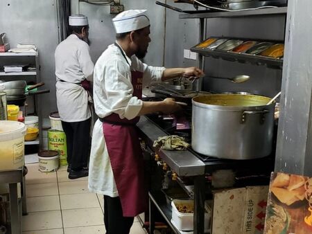 Готвач от Индия очарован от България - парите били добри, хората го приемали