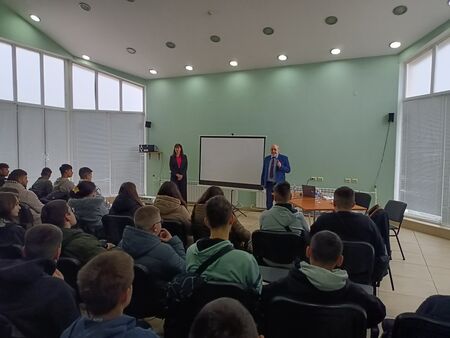 Прокурори от Бургас предупредиха ученици в Средец за дрогата и наказанията след 14 години