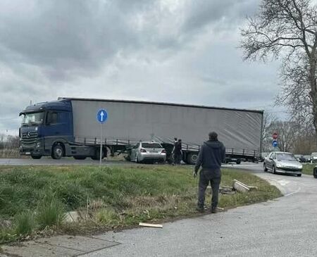 Почина водачът на това БМВ, което се вряза под тир