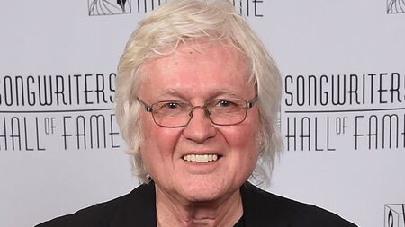 Почина чичото на Анджелина Джоли