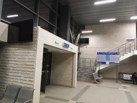 Двата монитора никога не са работили, но БДЖ смята да инсталира и други. На заден фон се вижда надписът „чакалня“, който от пет години стоял погрешно поставен.