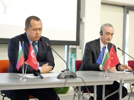 Пет български и турски области борят миграцията с общ проект