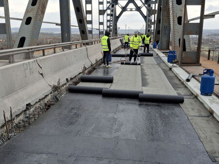 Започна асфалтирането на ремонтирания участък на Дунав мост при Русе