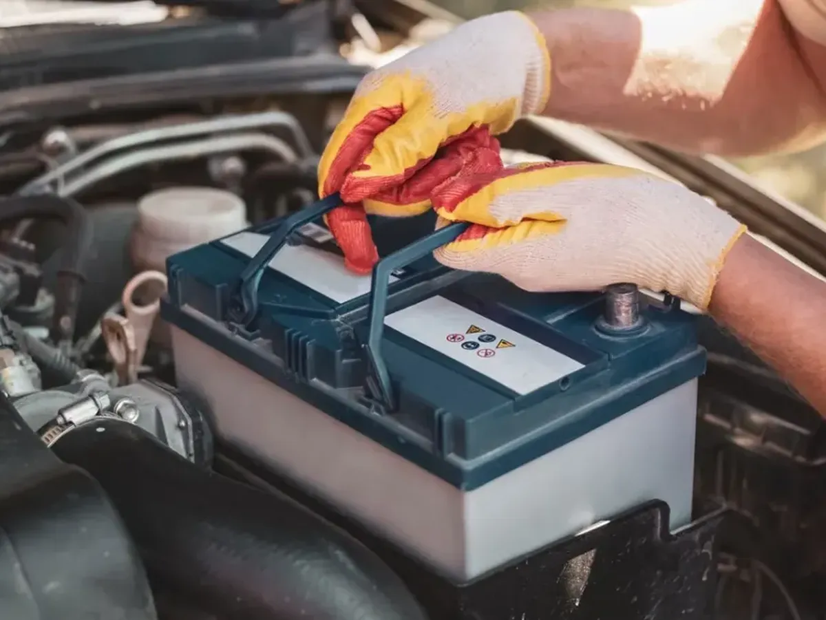 Защо фабричните акумулатори издържат по-дълго от купените в магазина