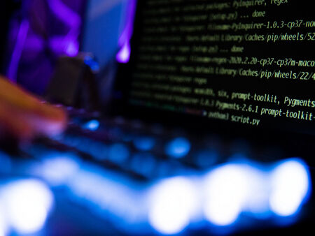 Задържаха мъж за крипто измами за над 415 хиляди евро