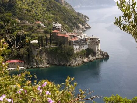 Вторични трусове люляха Атон цяла нощ, има щети по манастири