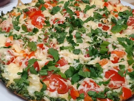 Вземам една тортила, навивам, нарязвам на лентички и приготвям вкусотия, за която всички се избиват!