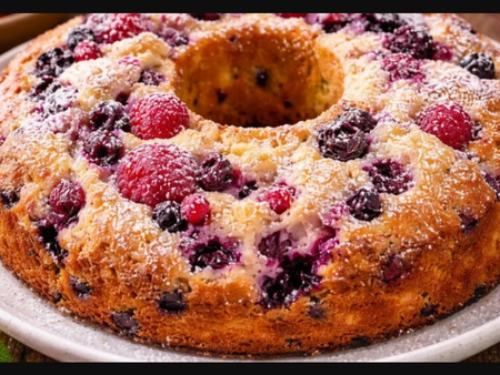 Вкусен и сочен кекс със замразени плодове за спешни случаи