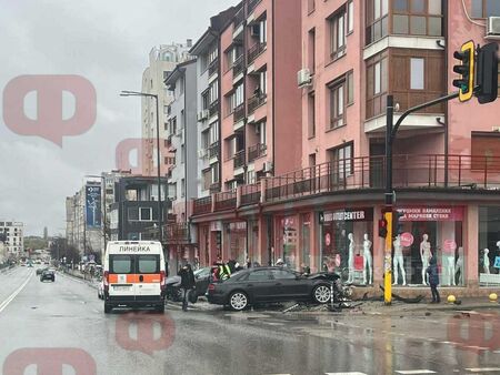 На косъм от трагедия! Две коли се размазаха при брутален челен сблъсък, за малко да отнесат пешеходци (СНИМКА)