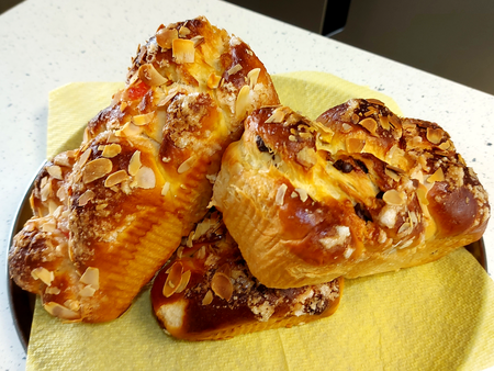 Този козунак с шоколад и локум става толкова пухкав и на конци, че изчезва още преди Великден