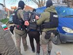 В един от арестуваните са намерени над 13 000 евро в банкноти от 50 и 100 евро, както и списъци с имена и суми срещу тях