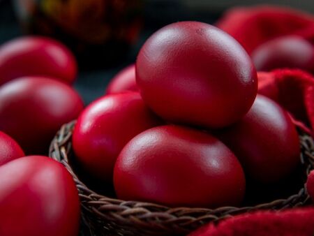 Най-добрият начин за боядисване на яйца в червено с 50-годишен метод: Нуждаете се от 1 храна и боята не прониква през черупката