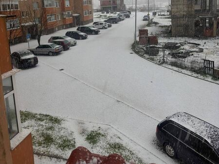 Не, не е сняг, още по-лошо: Мощна градушка удари югоизточен град, помля всичко (ВИДЕО/СНИМКИ)