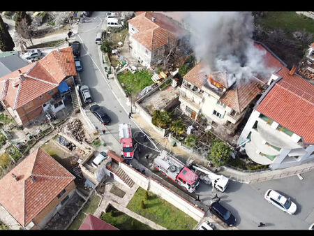 На място има полицейски екип и няколко противопожарни коли  Четириетажна