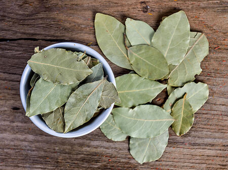 Най-ефикасният метод за куп здравословни проблеми: Сварете 3 дафинови листа във вода с канела