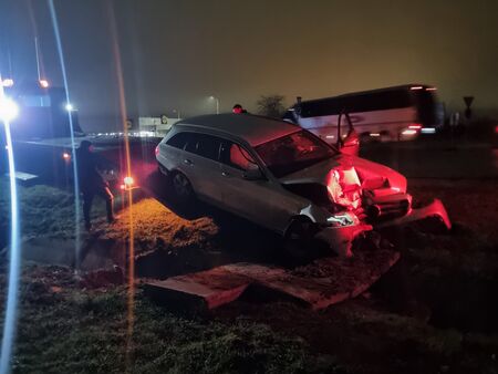 Млад шофьор размаза E класата си на кръговото в Равда