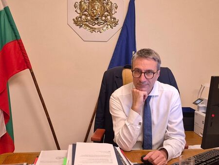 Министър Трайков подписа над 160 допълнителни споразумения за стотици милиони евро по ПВУ