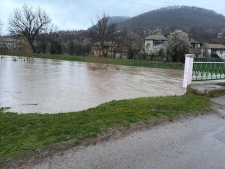 Река Черни Лом "полудя" - дигите не издържат, в Априлово е критично