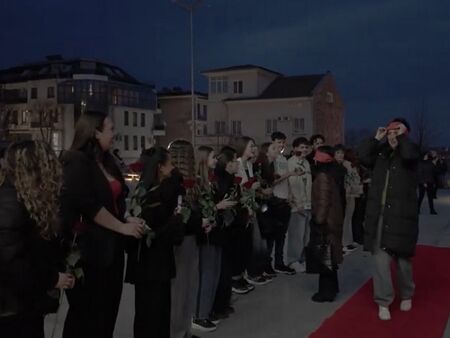 Абитуриенти от Царево поканиха учителите си на бала с дрон шоу над града