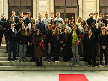 Абитуриенти от Царево поканиха учителите си на бала с дрон шоу над града