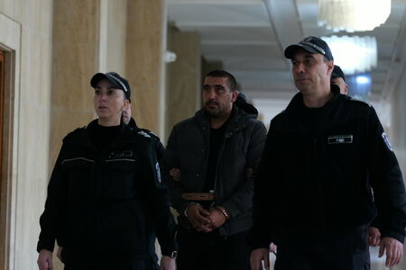 Доведоха окован в съда Зоро, който уби от бой Стефан Поляка в Слънчев бряг