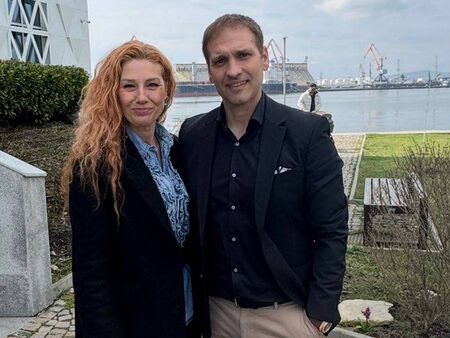 Промяната в Бургас се прилепи към Стилиян Петров на лов за лайкове, използва го за кампанията си