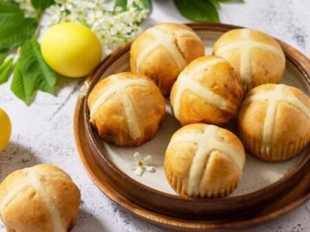 Опитайте рецептата на леля Дори за сладки великденски хлебчета със стафиди