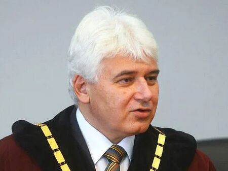 Служебният премиер Андрей Гюров извърши държавна измяна, обяви конституционалист