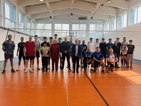 Студенти, ученици и преподаватели премериха сили във волейболен турнир в БДУ