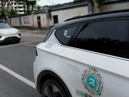 Над 100 самоуправляващи се роботаксита спряха в движение в Ухан