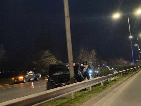 Зрелищна катастрофа на бул. „Тодор Александров“ в Бургас, Ауди се заби в стълб